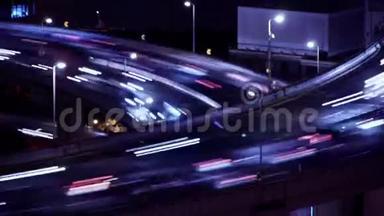 快速行驶的汽车在立交桥上的灯光小径，城市交通，时间流逝。